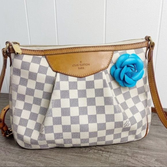 Camellia Flower Vegan Leather Magnetic Bag Charm - Picture 4 of 9